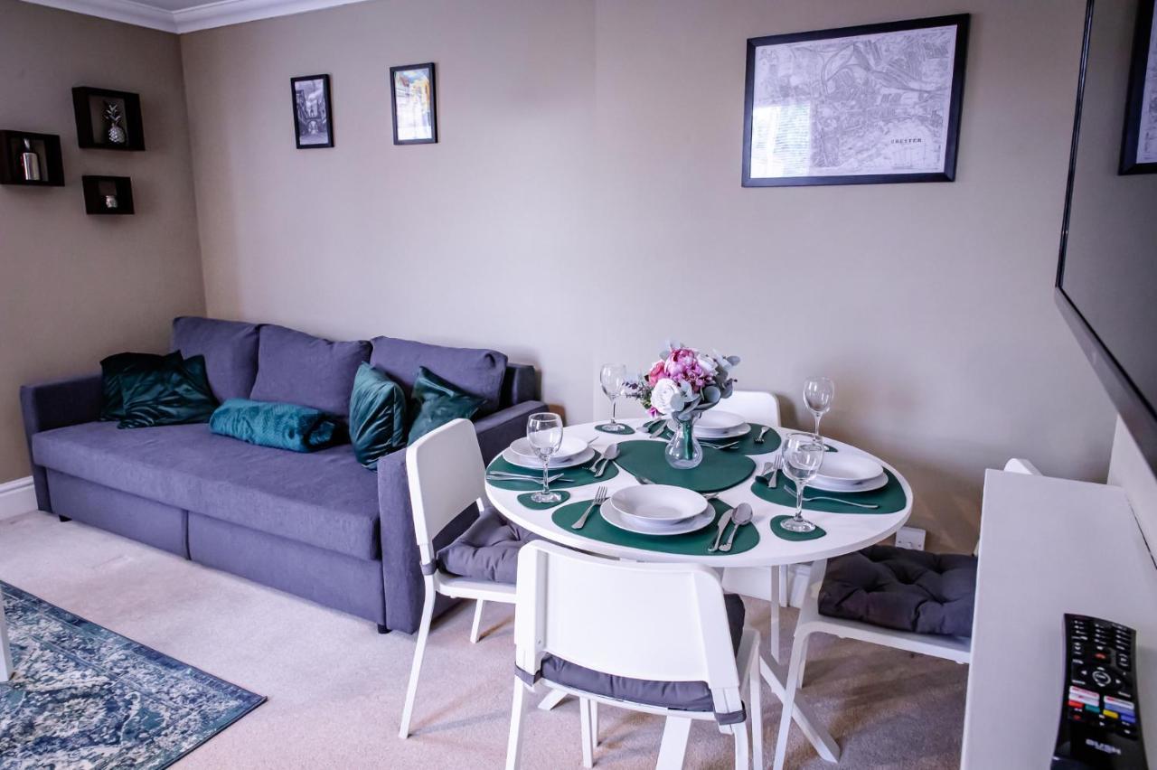 Lord Street - 2 Beautiful Apartments - Sleep Up To 14 Guests - By Rework Accommodation Честер Экстерьер фото