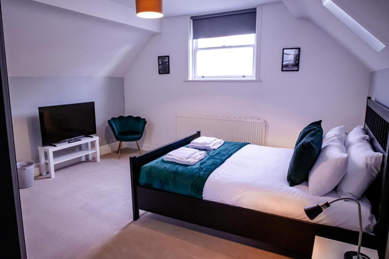 Lord Street - 2 Beautiful Apartments - Sleep Up To 14 Guests - By Rework Accommodation Честер Экстерьер фото